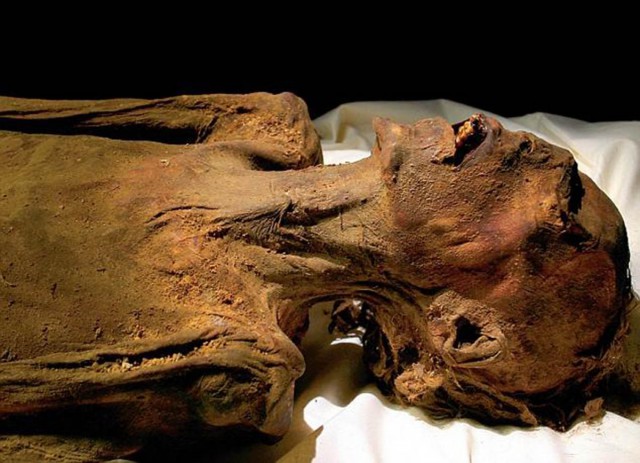 Почему мумия скорчилась в ужасной гримасе?