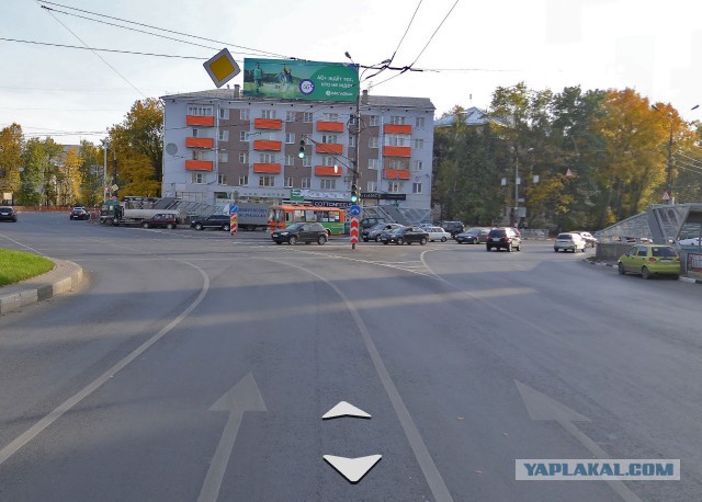 Как должен поступить водитель синего авто?