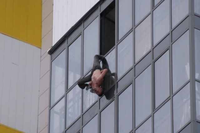Новосибирец провисел полчаса за окном на 15 этаже