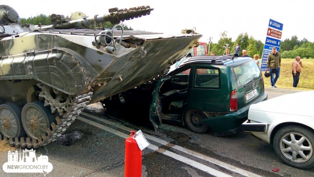 ЧП на выезде из Гродно: БМП раздавила легковой автомобиль