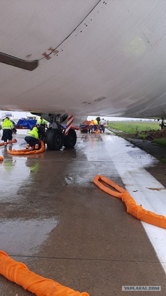 Самолёт Boeing 767 авиакомпании Pegas Fly выкатился за пределы ВПП в Симферополе