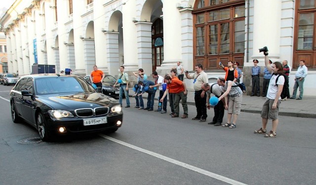 На просьбу водителя скорой помощи пропустить полицейский пожал плечами