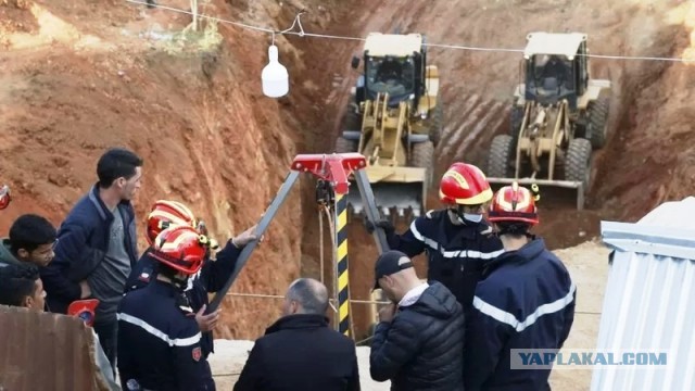 В Марокко пытаются спасти пятилетнего мальчика, упавшего в 32-метровый колодец