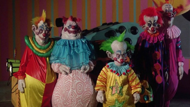 Источник психологических травм для целого поколения: криповые клоуны 40-х годов, сфотографированные их фанатом