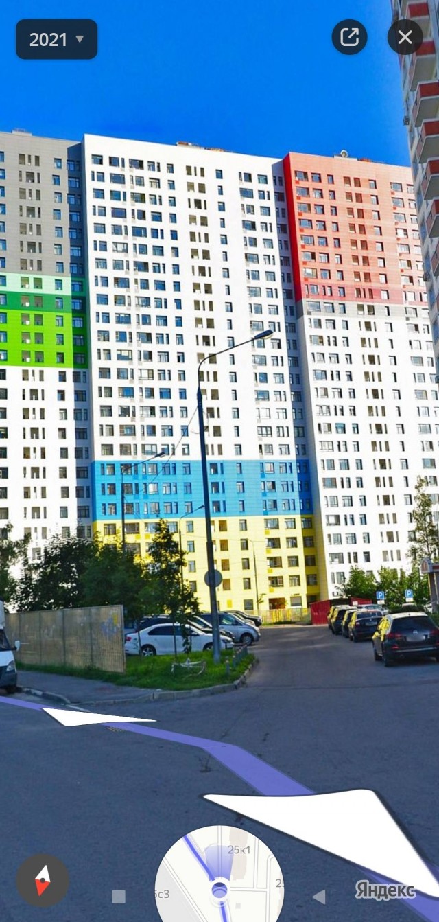 Пенсионер в Подмосковье донес на школьницу из-за сине-желтой одежды.