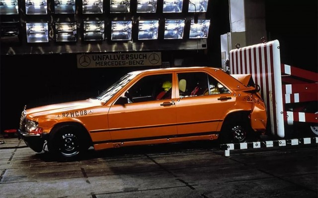 Маленький, но настоящий: как создавали Mercedes 190 и почему он стал звездой