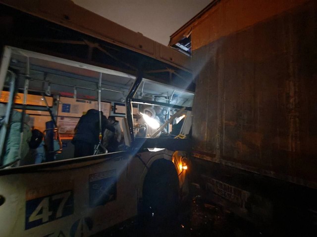 В Ленобласти пассажирский автобус на полном ходу врезался в припаркованный грузовик