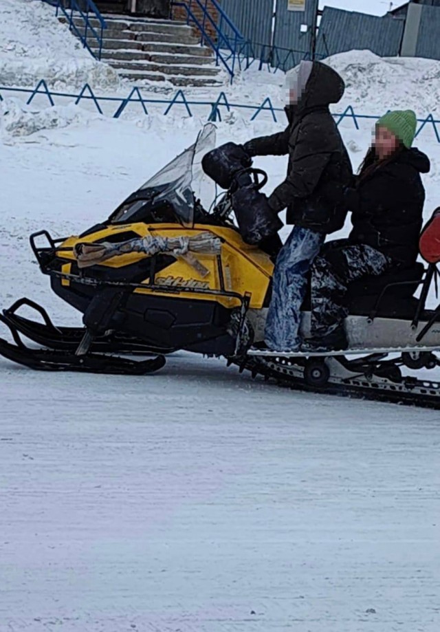 Школьники перевернулись на снегоходе в Красноярском крае