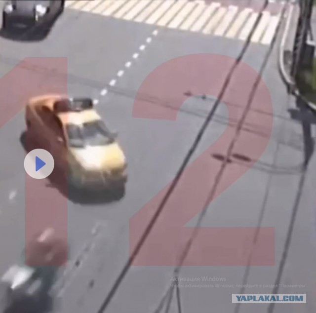 На западе Москвы таксист сбил сотрудника ГИБДД на мотоцикле