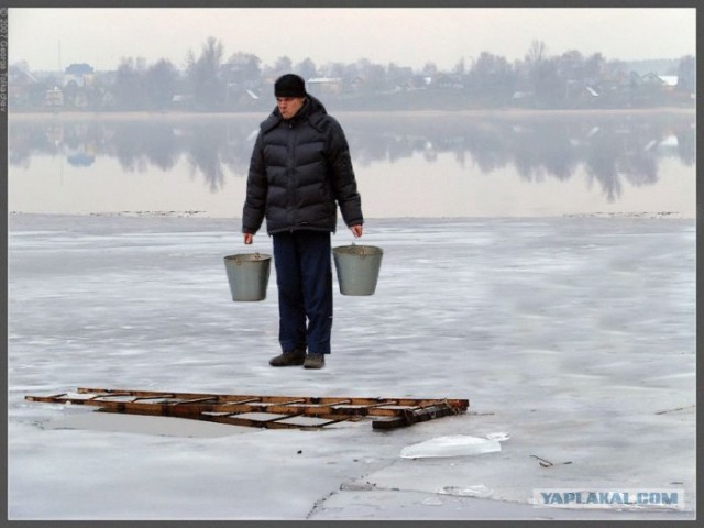 Человек с вёдрами