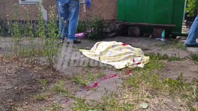 Убитая горем мать показывает погибшую от снарядов ВСУ 10-летнюю дочь