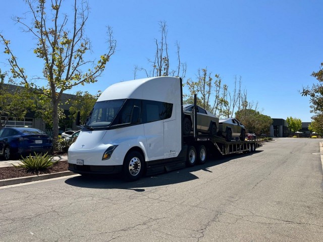 Первые серийные Tesla Cybertruck приехали в дилерский салон