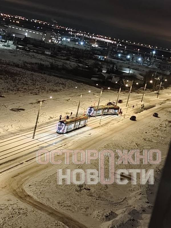 В Петербурге запустили новый трамвайный маршрут с составом «Славянка» — он сразу же сошёл с рельс.