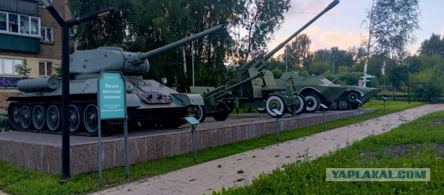 В западных соцсетях завирусился кадр с гигантской ракетой прямо во дворе — речь о памятнике «Союз-У» в Байконуре