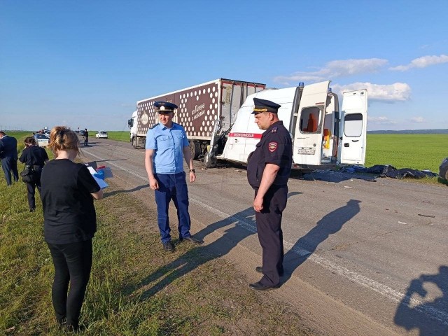 Машина скорой помощи попала под фуру в Башкирии. Погибли два медика и 20-летняя девушка
