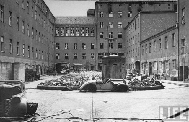 Берлин в руинах. Рейхстаг в надписях.